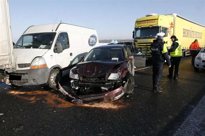 Ofiary śmiertelne w karambolu na A4. Trasa zablokowana