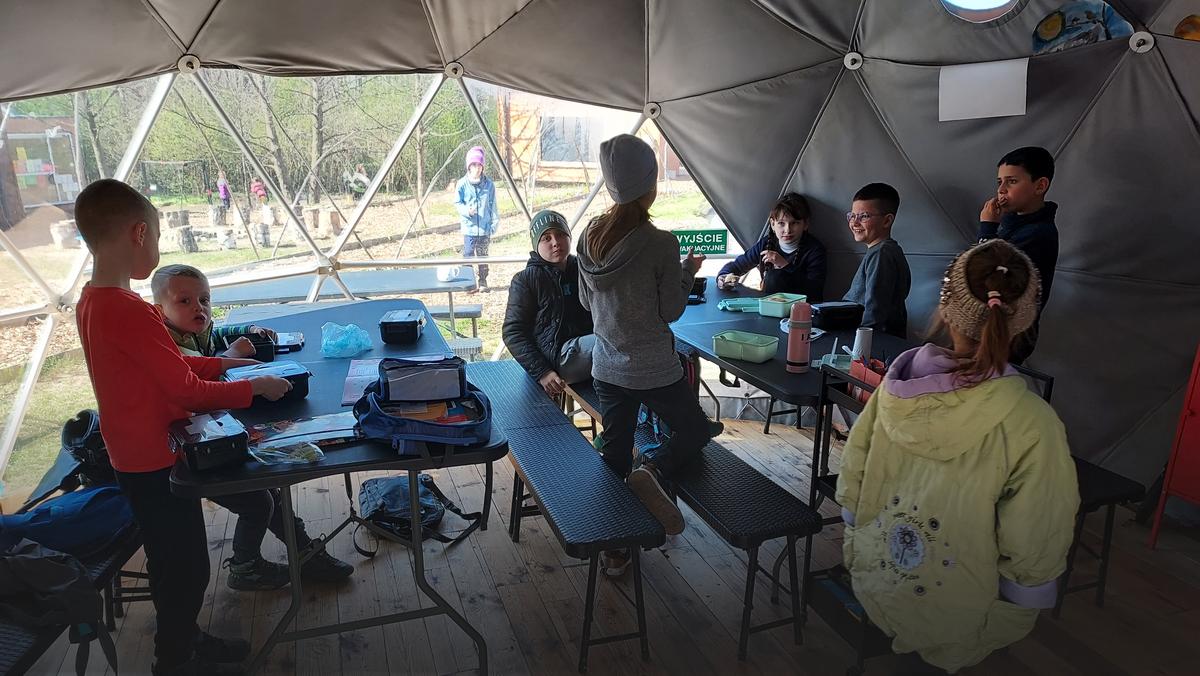 Dzieci z Ukrainy w polskiej szkole leśnej Puszczyk pod Białymstokiem