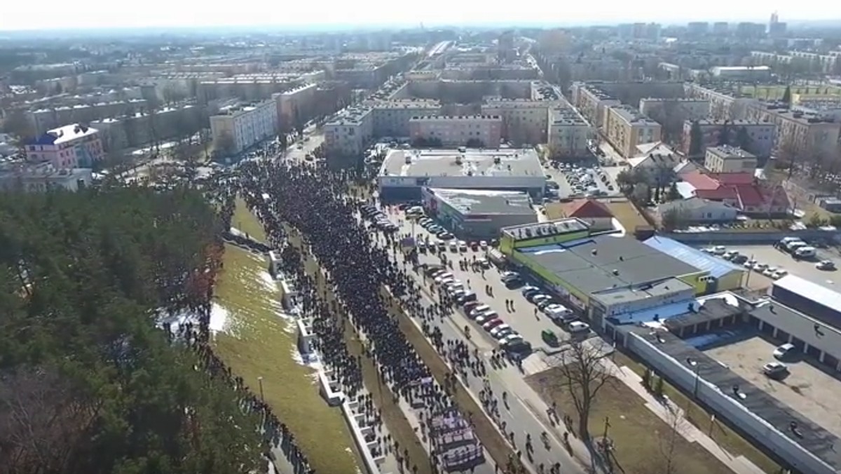 Nawet 15 tysięcy mielczan protestowało w ostatni weekend przeciwko działającej w mieście firmie. Mieszkańcy zarzucają jej zatruwanie środowiska, choć zakład broni się, że spełnia normy. O sprawie pisze portal gazeta.pl.