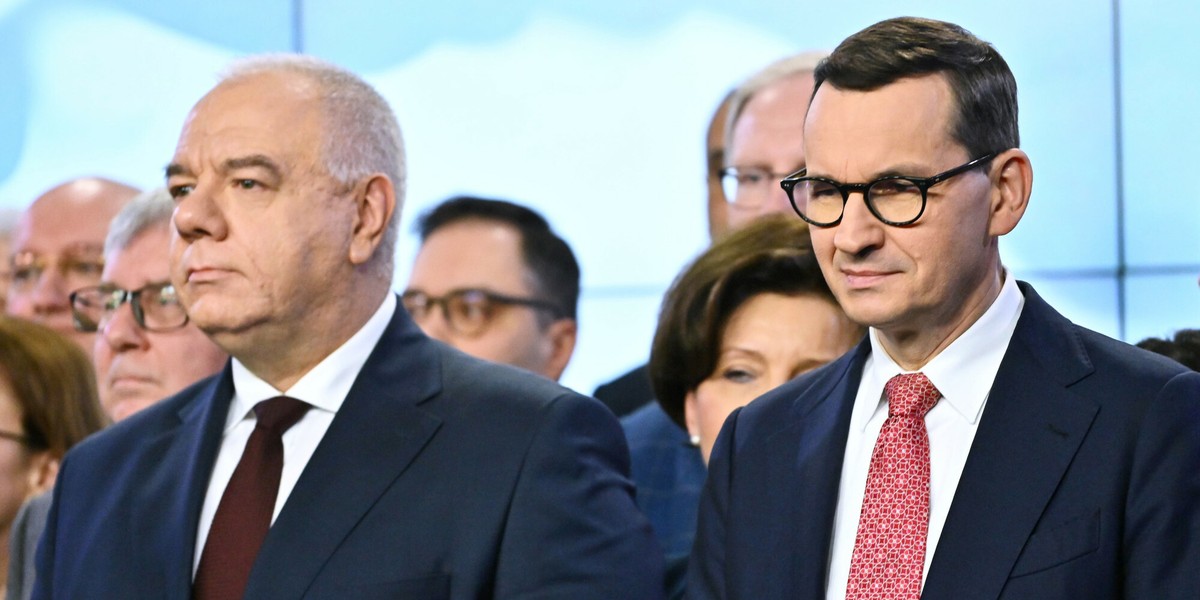 Wicepremier i minister aktywów państwowych Jacek Sasin i premier Mateusz Morawiecki