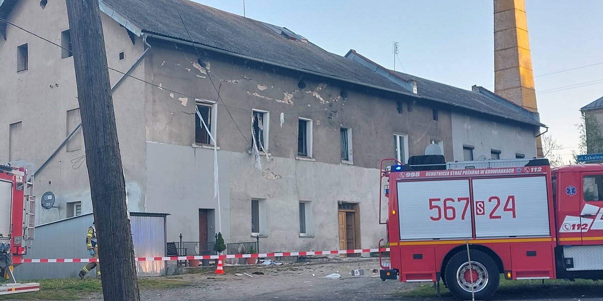 W tym budynku przy ul. Wyzwolenia w Krowiarkach nad ranem doszło do wybuchu gazu.