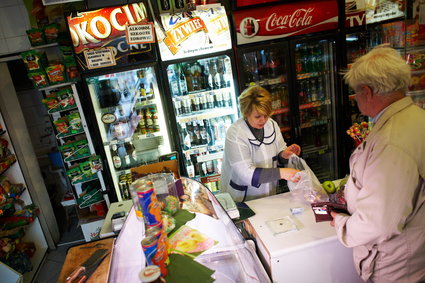 Mniej towarów za więcej pieniędzy. Polacy rzadziej odwiedzają małe sklepy