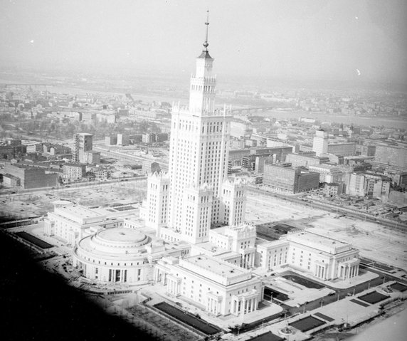 Zdjęcie lotnicze Pałacu Kultury i Nauki w Warszawie zaraz po oddaniu do użytku w 1955 r.