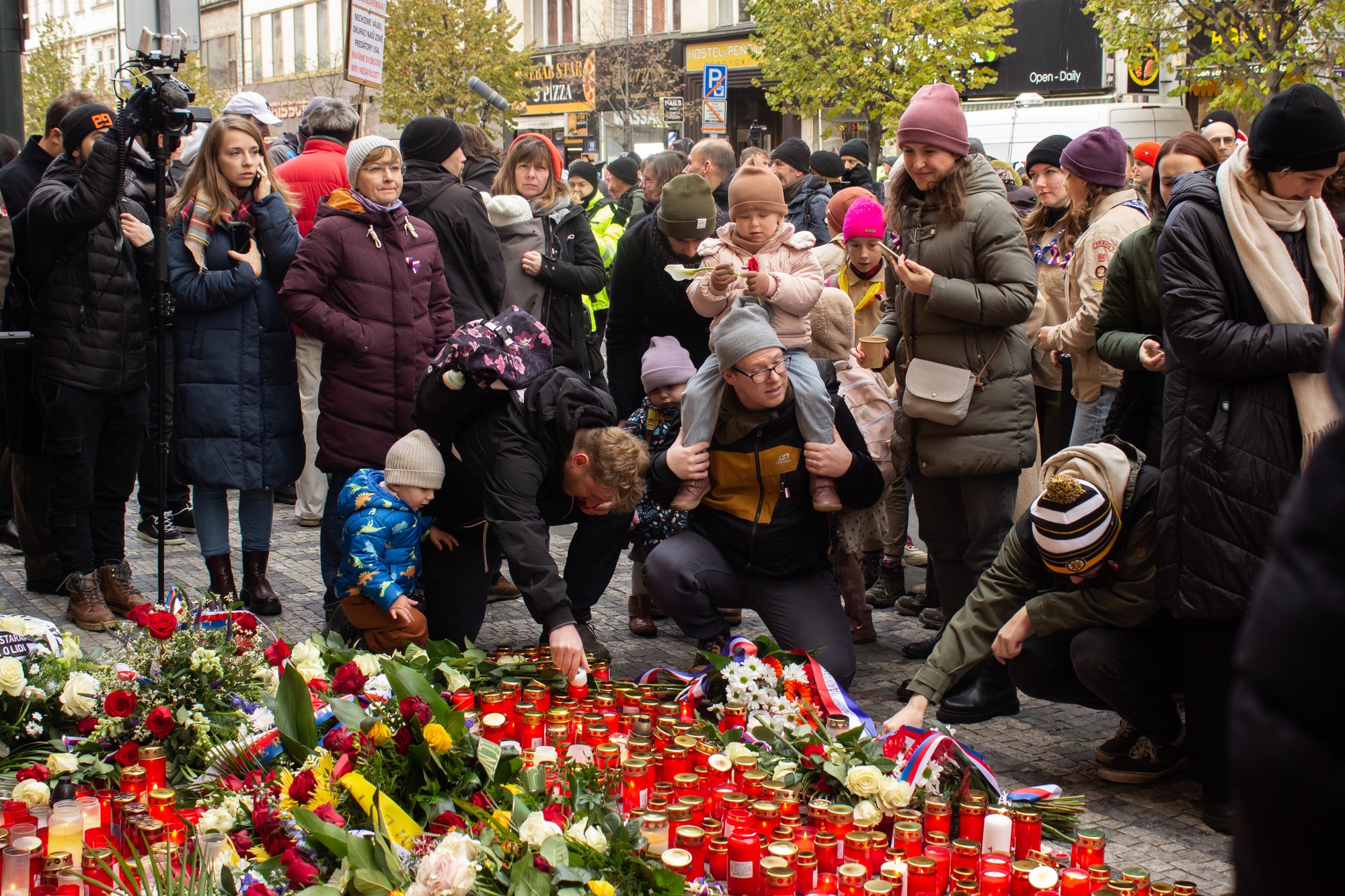Ľudia zapaľujú sviečky pri príležitosti Dňa boja za slobodu a demokraciu pri pamätníku Nežnej revolúcie na ulici Národní v Prahe.