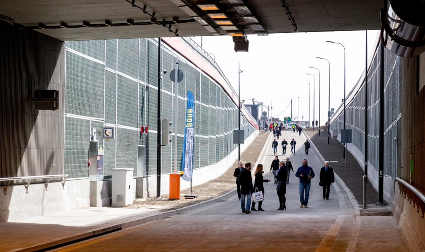 W weekend otwarty został, budowany od wiosny 2013 r., liczący ponad 5 km, fragment trasy w centrum Gliwic. Z dotychczasowym układem drogowym miasta łączy go siedem węzłów i cztery skrzyżowania z tzw. prawoskrętami. Zanim nocą z 20 na 21 marca we wszystkich tych miejscach zdjęte zostały dotychczasowe bariery, inwestycję przez weekend oglądali mieszkańcy.
<br>
W sobotnie popołudnie program dni otwartych przewidywał pokazy służb ratowniczych (na parkingu nad tunelem), piesze zwiedzanie tunelu (wraz z pokazami zdjęć i animacji prezentujących kolejne etapy inwestycji), pokazy akrobacji motocyklowych (również w tunelu, do którego można będzie wejść od ul. Dworcowej), a wieczorem pokaz łączący efekty świetlne i choreografię taneczną.

<br>mtb/ lun/ woj/
<br><br> fot. (zuz) PAP/Andrzej Grygiel