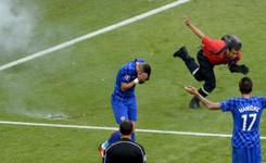 Euro 2016: Kibice doprowadzili do wstrzymania meczu Czechy - Chorwacja. Race i petarda na boisku