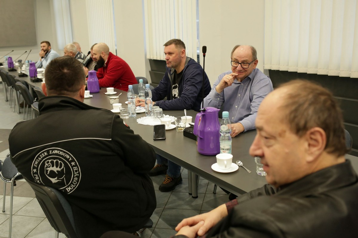 Szef górniczej "Solidarności" Bogusław Hutek (2P) przed rozpoczęciem kolejnej tury rozmów płacowych w siedzibie PGG w Katowicach