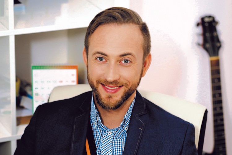 <strong>27. Krzysztof Izdebski</strong>
<br></br>
dyrektor programowy fundacji ePaństwo
<br></br>
Nie wiadomo, jak to się dzieje, że nawet najbardziej zadeklarowani zwolennicy jawności po dojściu do władzy nagle uznają, że wszystko powinno być tajne łamane przez poufne. Tym bardziej należy docenić pracę organizacji pozarządowych, które codziennie wyrywają od rządzących skrawki informacji publicznych oraz uwalniają dane publiczne.
<br></br>
Dzięki fundacji ePaństwo i udostępnianemu przez nią serwisowi Rejestrio każdy może za darmo prześledzić powiązania personalne czy kapitałowe spółek i innych osób prawnych. Teoretycznie są to informacje dostępne w KRS, tyle że bez narzędzia udostępnianego przez ePaństwo każdą z nich trzeba by było wyszukiwać indywidualnie. Fundacja nie przestaje też angażować się w walkę o jawność – w ubiegłym roku dowiodła choćby przed sądem, że umowy cywilnoprawnej zawierane przez NBP są informacją publiczną i obywatele mają prawo je poznać. Było to możliwe dzięki wnioskowi złożonemu przez Krzysztofa Izdebskiego, dyrektora programowego fundacji. 
<br></br>
Organizacji walczących o jawność jest oczywiście więcej. Podziękowania należą się także Sieci Obywatelskiej Watchdog, która wygrała przed Naczelnym Sądem Administracyjnym sprawę o ujawnienie nagrań z kamer sejmowych, które filmowały protesty i działania policji w grudniu 2016 r. 
<br></br>
SW