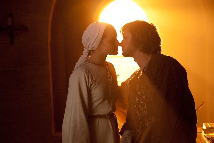 Tom Weston-Jones i Charlotte Riley w filmie 'Świat bez końca'