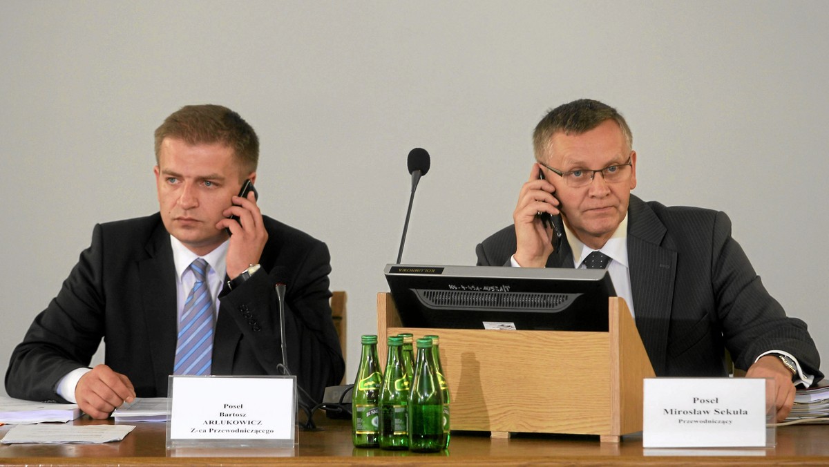 W dniu dzisiejszym zostało wydane i podpisane postanowienie o umorzeniu śledztwa w sprawie afery hazardowej - podali przedstawiciele prokuratury. Decyzja została podjęta w oparciu o materiał dowodowy zgromadzony w 18 tomach akt głównych, 12 tomach akt niejawnych i na podstawie innych dokumentów. Poseł Bartosz Arłukowicz, który uczestniczył w pracach komisji śledczej badającej aferę hazardową, powiedział, że po decyzji prokuratury odczuwa "duży niedosyt i niepokój".