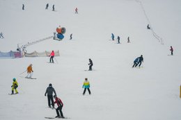 Na stoku czy przy serialu? Oto ulubione zimowe rozrywki Polaków