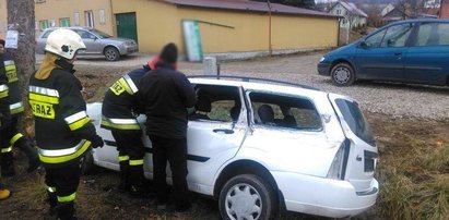 Zderzył się z ciężarówką i wyladował w rowie