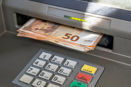 Bankomaty wypłacające euro —alternatywa dla kantorów