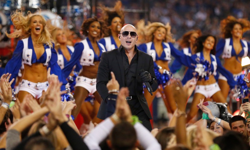 'Pitbull', piękne cheerleaderki, a na boisku starcia gigantów. W lidze NFL nie jest nudno