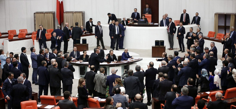 Turecki parlament zgodził się na wzmocnienie władzy prezydenta; referendum wiosną