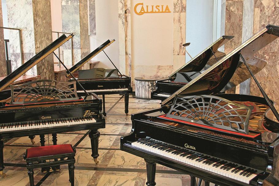 Produkcję Fortepianów i Pianin Calisia kontynuowała firma z Pekinu. Z kaliskimi oryginałami łączyło je tylko logo, nie zaś konstrukcyjna tradycja. Tak mówią polscy sprzedawcy instrumentów klawiszowych.