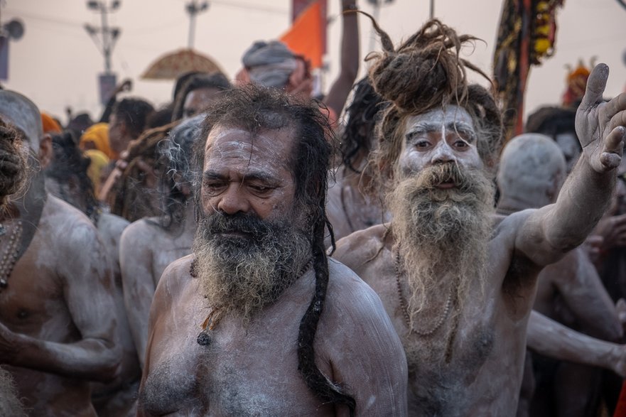 Naga sadhu, pokryci popiołami skremowanych ciał dredowłosi asceci 