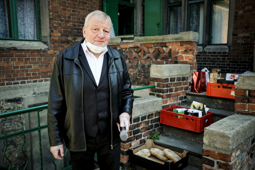 Ksiądz rozdał paczki potrzebującym!