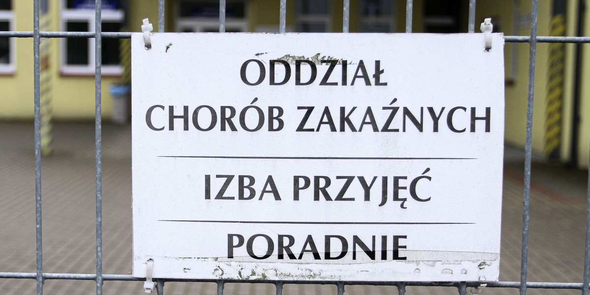 W Polsce jak dotąd potwierdzono 18 przypadków koronawirusa. Nowy koronawirus SARS-Cov-2 wywołuje chorobę o nazwie COVID-19. Objawia się ona najczęściej gorączką, kaszlem, dusznościami, bólami mięśni i zmęczeniem. 