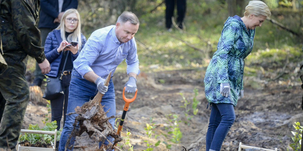 Andrzej Duda z małżonką podczas ogólnopolskiej akcji sadzenia drzew #sadziMY