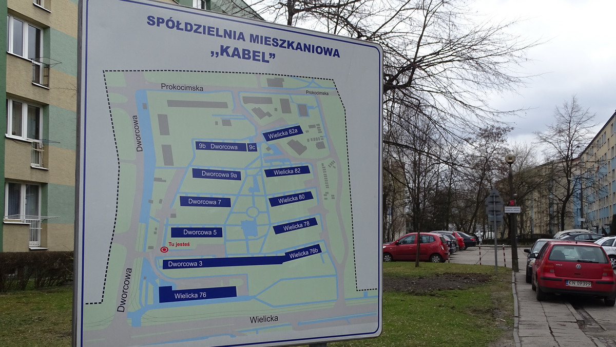 W czasie intensywnych opadów obszar osiedla Kabel jest notorycznie zalewany. Woda wdziera się do piwnic, domów czy podtapia samochody stojące na parkingu. Mieszkańcy żalą się, że sytuacja powtarza się od przeszło 30 lat. Problem ma rozwiązać budowa kolektora. Ten miał być gotowy pod koniec zeszłego roku, jednak prace nad jego powstaniem nawet się nie rozpoczęły. Urzędnicy zapewniają jednak, że na dniach domkną dokumentację projektową i wystąpią o pozwolenie na budowę.