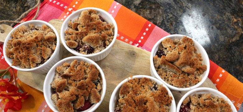 Owoce leśne pod kokosową kruszonką. To dodaje do niej Ewa Wachowicz