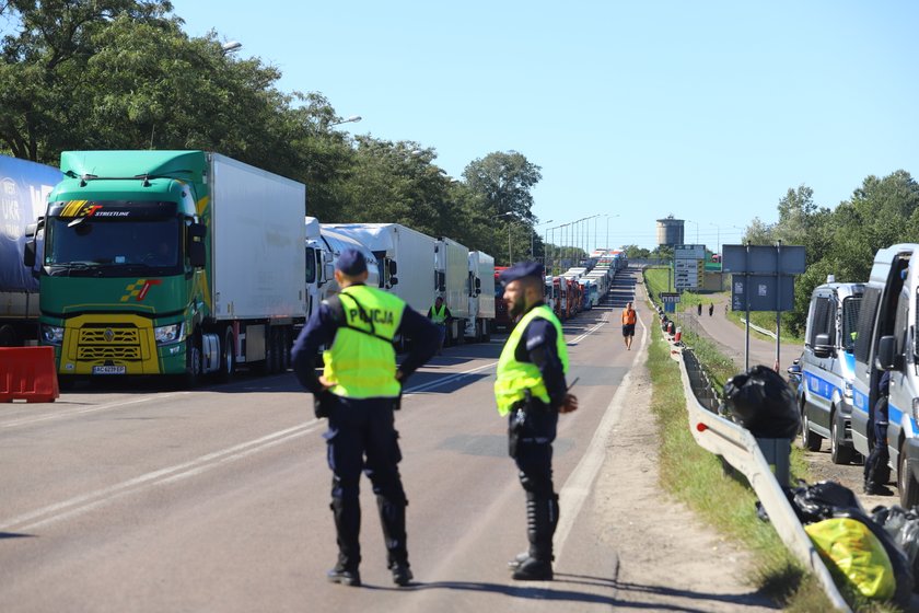 Kierowcy chcą, żeby Ukraińcy skrócili kolejki dla pustych ciężarówek. W proteście zablokowali przejście w Dorohusku. Puszczamy jedno auto na godzinę