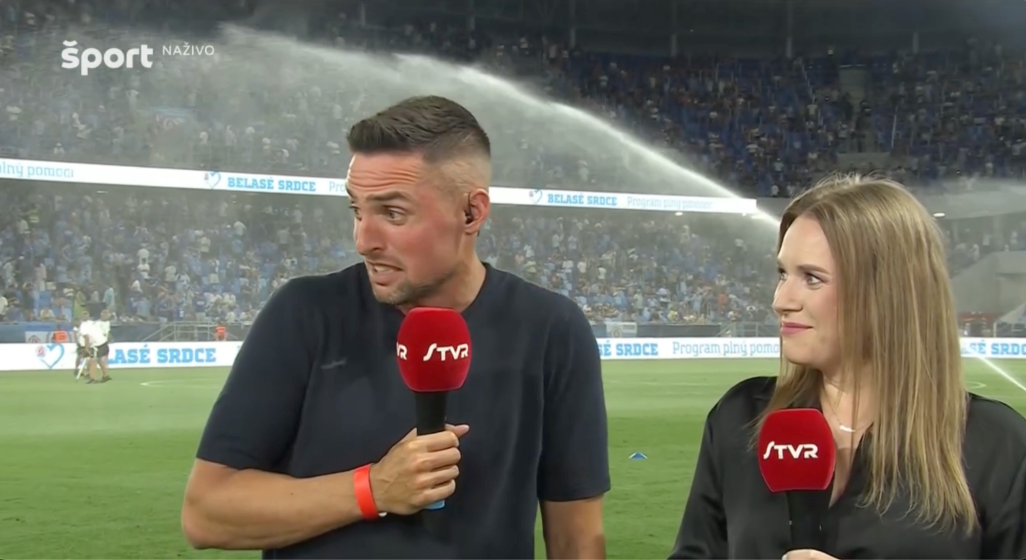 Bývalý futbalista Róbert Mak a redaktorka STVR utekali pred vodou v živom vysielaní.