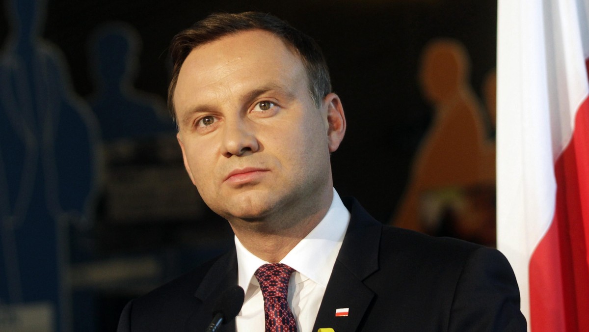 Podczas piątkowej wizyty w Berlinie prezydent Andrzej Duda będzie chciał poruszyć temat zmiany formatu rozmów dot. Ukrainy. Mogłyby brać w nich udział także USA i sąsiedzi Ukrainy – powiedział prezydent dziennikarzom przed północą. – Prezydent Ukrainy Petro Poroszenko podczas rozmowy telefonicznej powiedział mi, że "oczekuje wsparcia ze strony Polski" – dodał Duda.