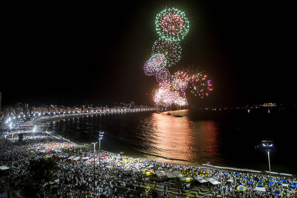 Fajerwerki wybuchają na plaży Copacabana, aby uczcić Nowy Rok w Rio de Janeiro, Brazylia, 1 stycznia 2022 roku.