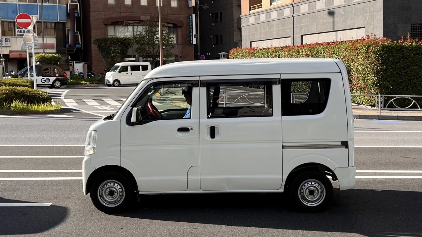 Suzuki Every Wagon VI. Ten samochód ma zaledwie 339,5 cm długości i 147,5 cm szerokości, ale aż 189,5 cm wysokości!