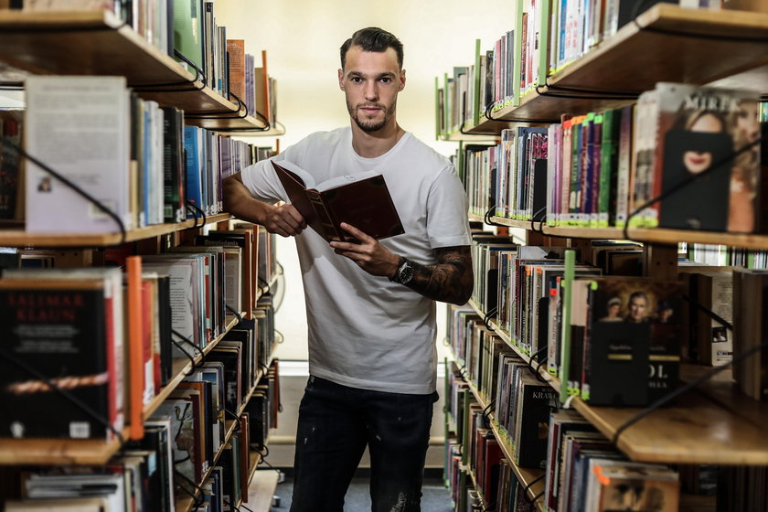 Pilka nozna. Ekstraklasa. Lechia Gdansk. Joao Nunes portret w bibliotece . 17.10.2018