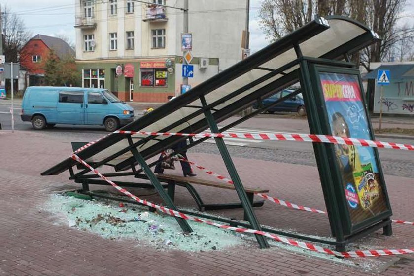 Samochód wjechał w przystanek