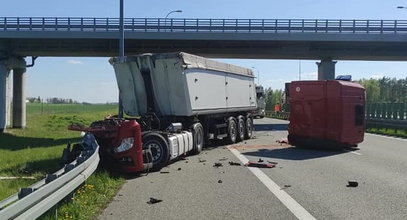 Aż kabina oderwała się od ciężarówki. Straszny wypadek na autostradzie A1. Cud, że nikt nie zginął