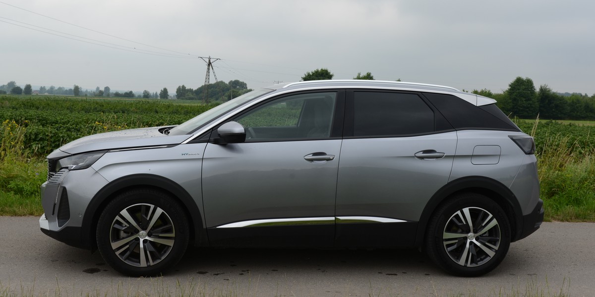 Peugeot 3008 Hybrid4 ma 300 KM, ale ta duża moc jest trudna do efektywnego wykorzystania. To nadal auto rodzinne, raczej komfortowe niż o sportowym charakterze.