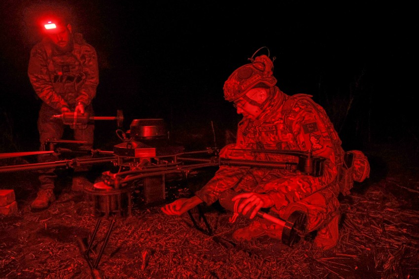 Ukrajinska vojska stavlja bombu na napadački dron "vampir" kod Časiv Jara 31. marta