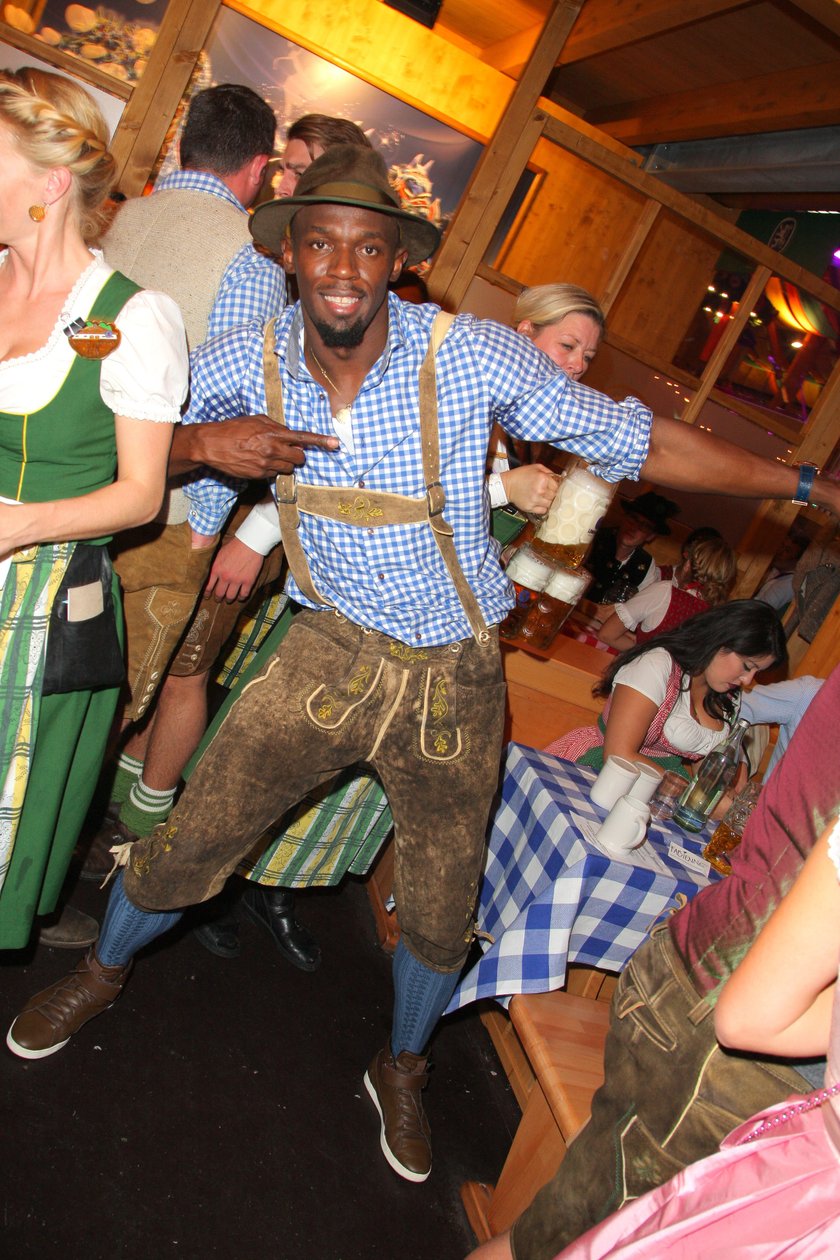 Hektolitry piwa i tłumy seksownych kobiet! Tak Usain Bolt bawił się na Oktoberfest! GALERIA