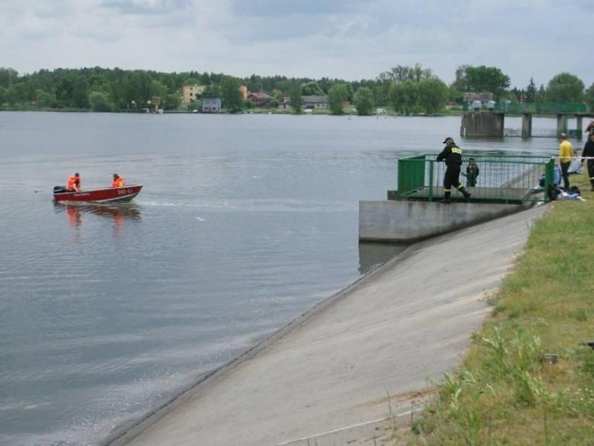 Koledzy uratowali 19-latka, który wjechał autem do zalewu