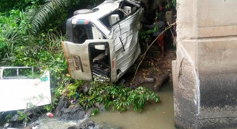 18 seater bus plunges into river in Ondo (Punch)