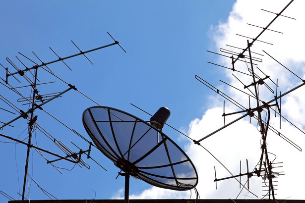UKE zaleca, by w miejscowościach, w których odbiór sygnału jest utrudniony, anteny montowano na zewnątrz budynków na wysokości przynajmniej 10 metrów.