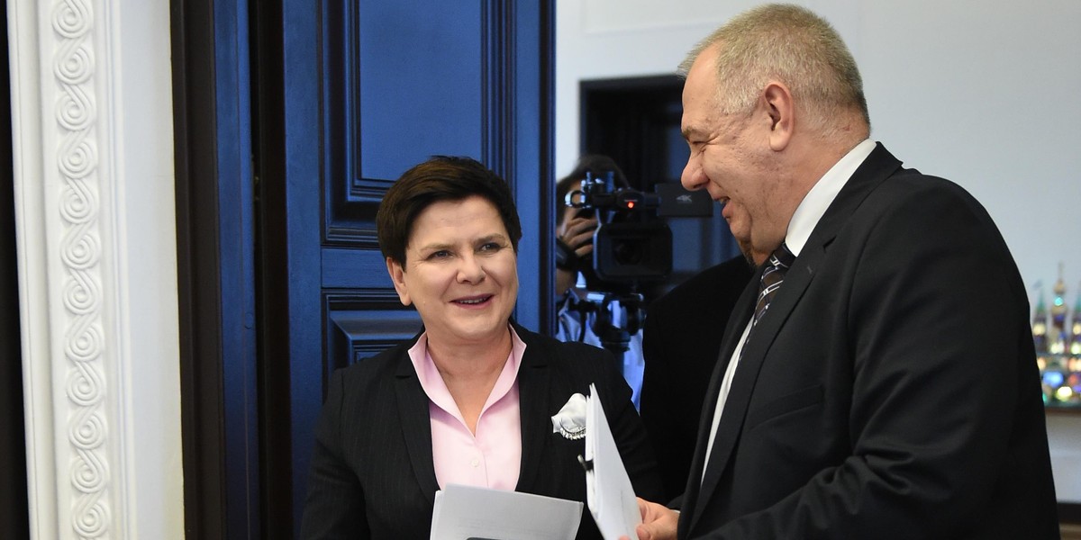 Co Beata Szydło robi w pracy? Wpadka Jacka Sasina