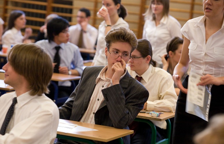 Zapewnieniu anonimowości służą naklejki z kodami kreskowymi