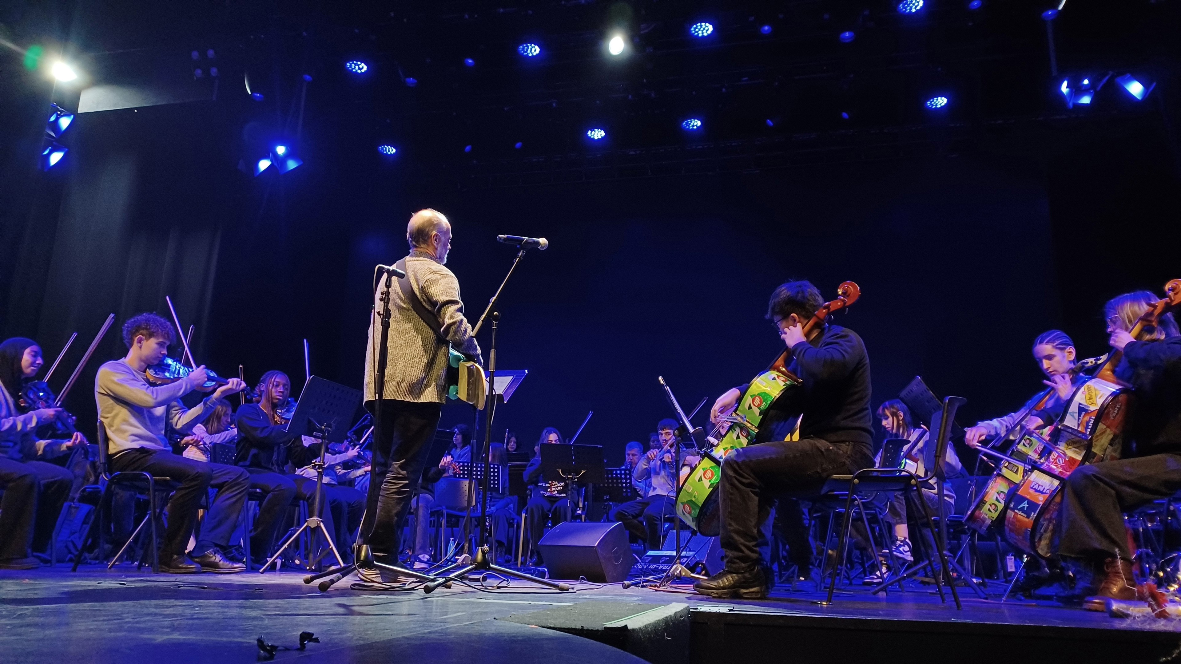 Los instrumentos del contenedor amarillo: 30 niños dan concierto navideño con Rozalén