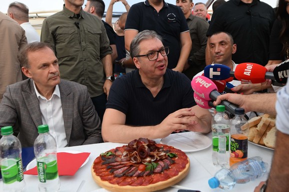 "USKORO ĆE IZBORI, VIDEĆEMO KAD IZBROJIMO GLASOVE" Vučić u Banovom polju: "Mislite da se nekom dopada kad progonite tuđe porodice?" (FOTO, VIDEO)