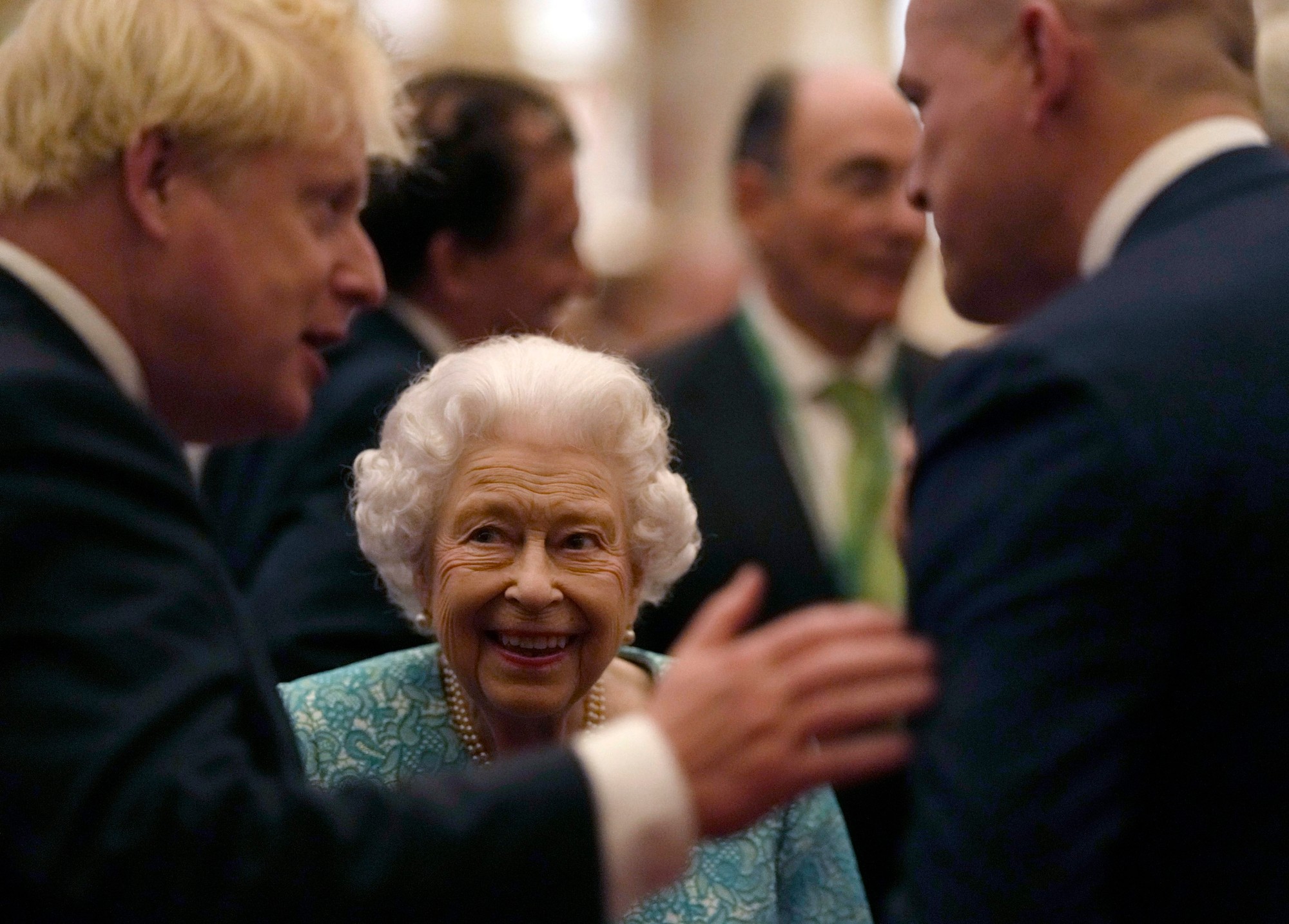 Britská kráľovná Alžbeta II. s premiérom Borisom Johnsonom.