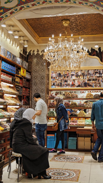 Turczynki wybierające słodycze na Bazarze Egipskim w Stambule