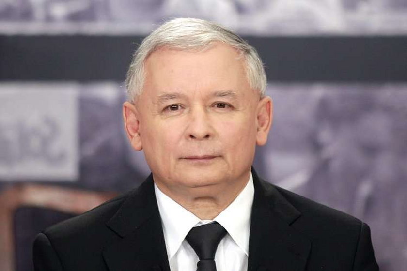 Kaczyński jedzie na czerwonym!