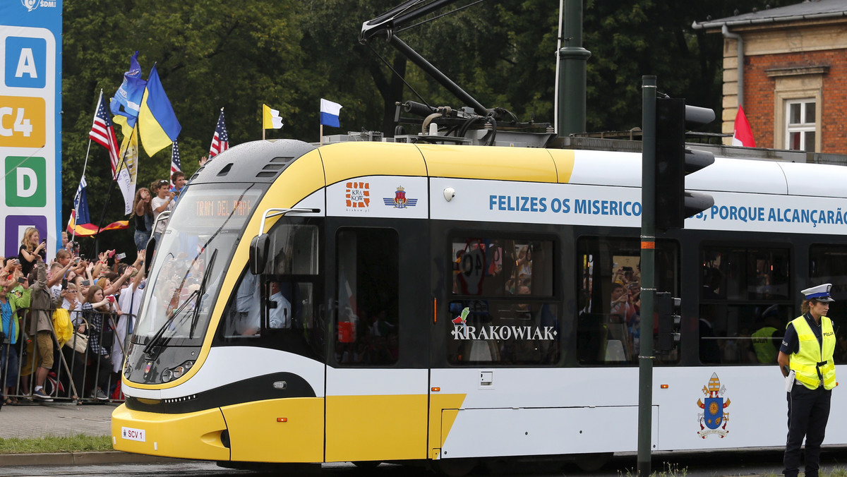 Krakowska komunikacja miejska od początku ŚDM bije kolejne rekordy. Podróżnych w piątek czekają jednak kolejne utrudnienia w ruchu drogowym, związane z przejazdem kolumny papieskiej i uroczystościami na Błoniach.