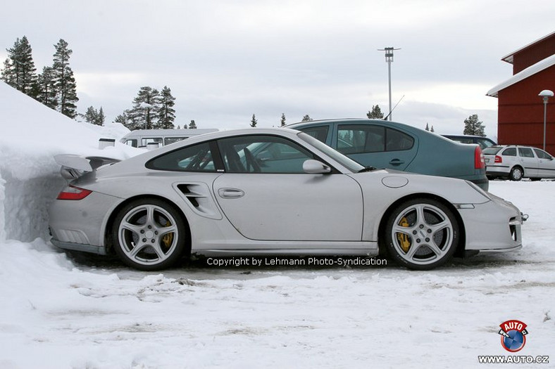 Zdjęcia szpiegowskie: nowe Porsche 911 GT2