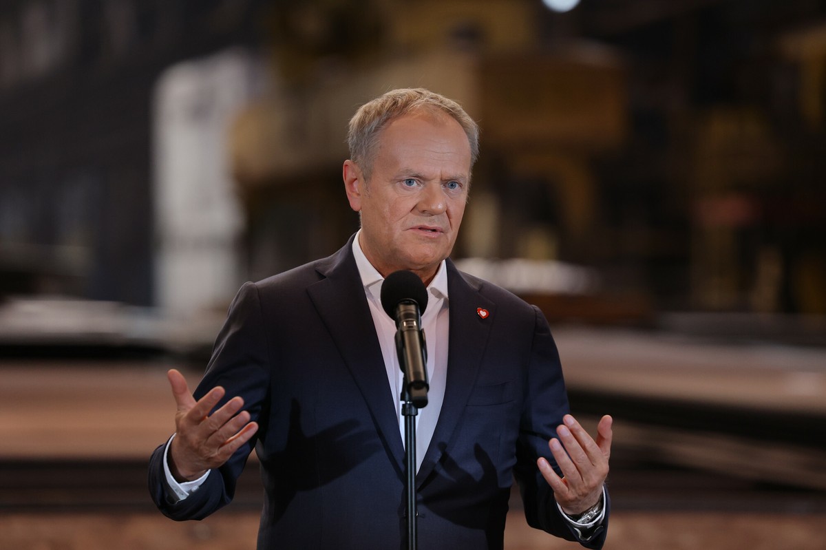 Donald Tusk chce ratować polskie huty. "Będziemy kupowali to, co jest potrzebne polskiej armii"